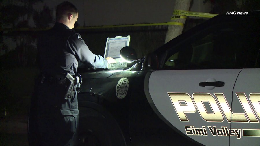 Police investigate a home-invasion robbery in Simi Valley on Jan. 10, 2018. (Credit: RMG News)