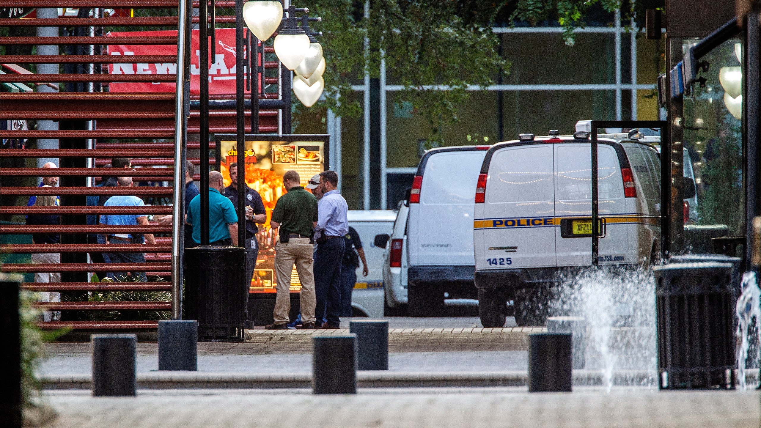 Jacksonville Sheriff's officers investigate the shooting at Jacksonville Landing on Aug. 26, 2018 in Jacksonville, Florida. (Credit: Mark Wallheiser/Getty Images)