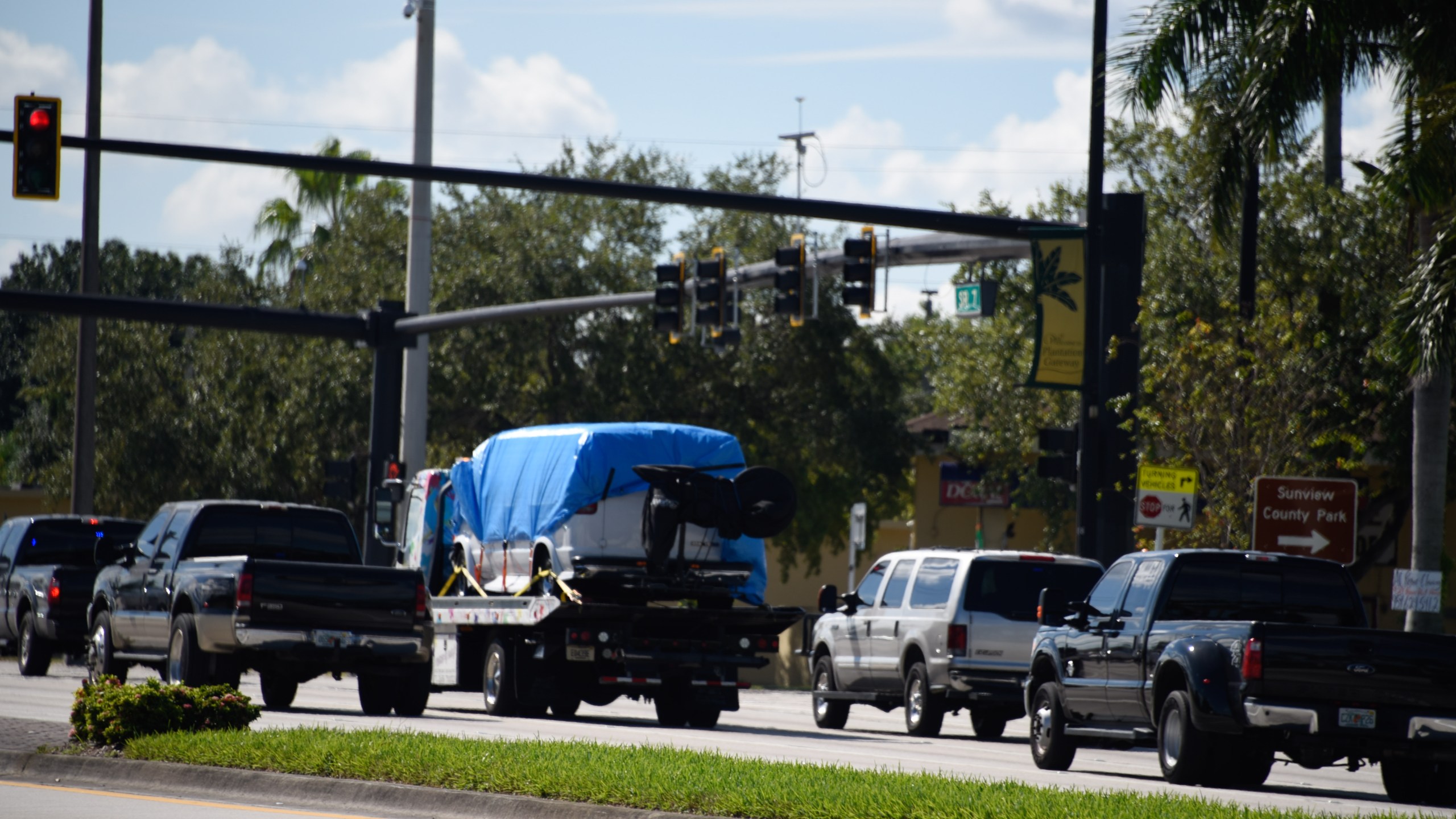 A van covered in blue tarp is towed by FBI investigators on October 26, 2018, in Plantation, Florida, in connection with the 12 pipe bombs and suspicious packages mailed to top Democrats. (Credit: MICHELE EVE SANDBERG/AFP/Getty Images)