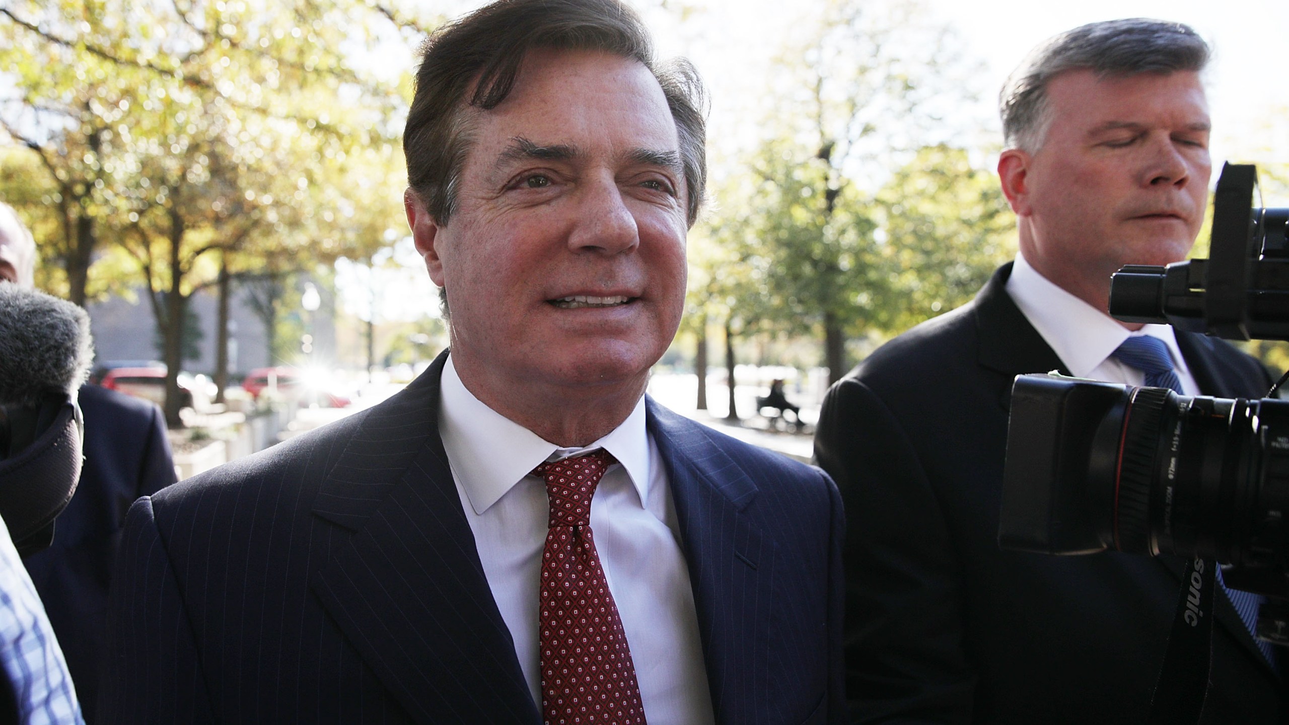 Former Trump campaign chairman Paul Manafort (L) arrives at a federal courthouse with his attorney Kevin Downing (R) November 2, 2017 in Washington, DC. (Credit: Alex Wong/Getty Images)