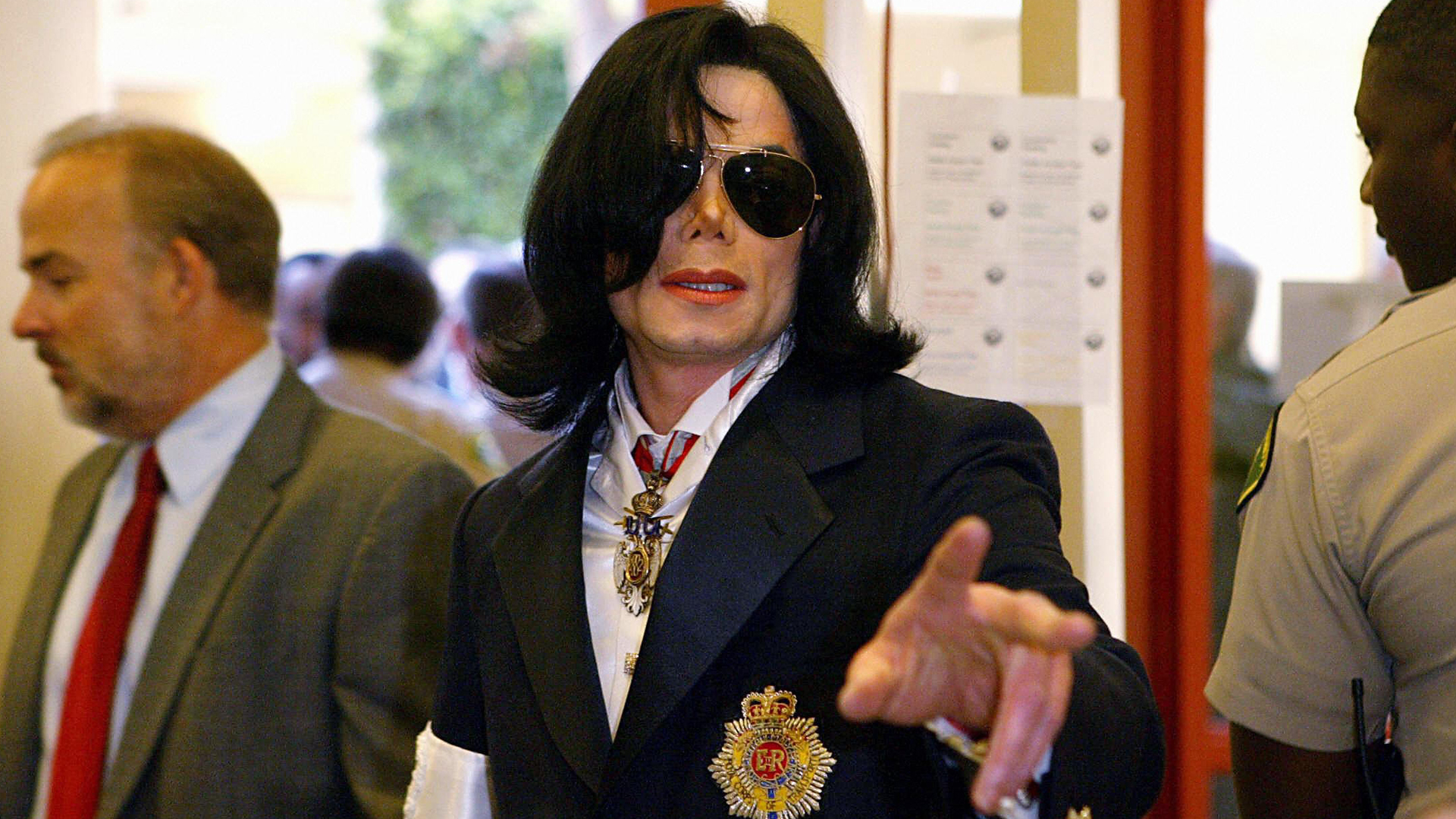 Pop star Michael Jackson enters, after a security check, the courthouse in Santa Maria, Calif., for his arraignment on child molestation charges, Jan. 16, 2004. (Credit: KEVORK DJANSEZIAN/AFP/Getty Images)