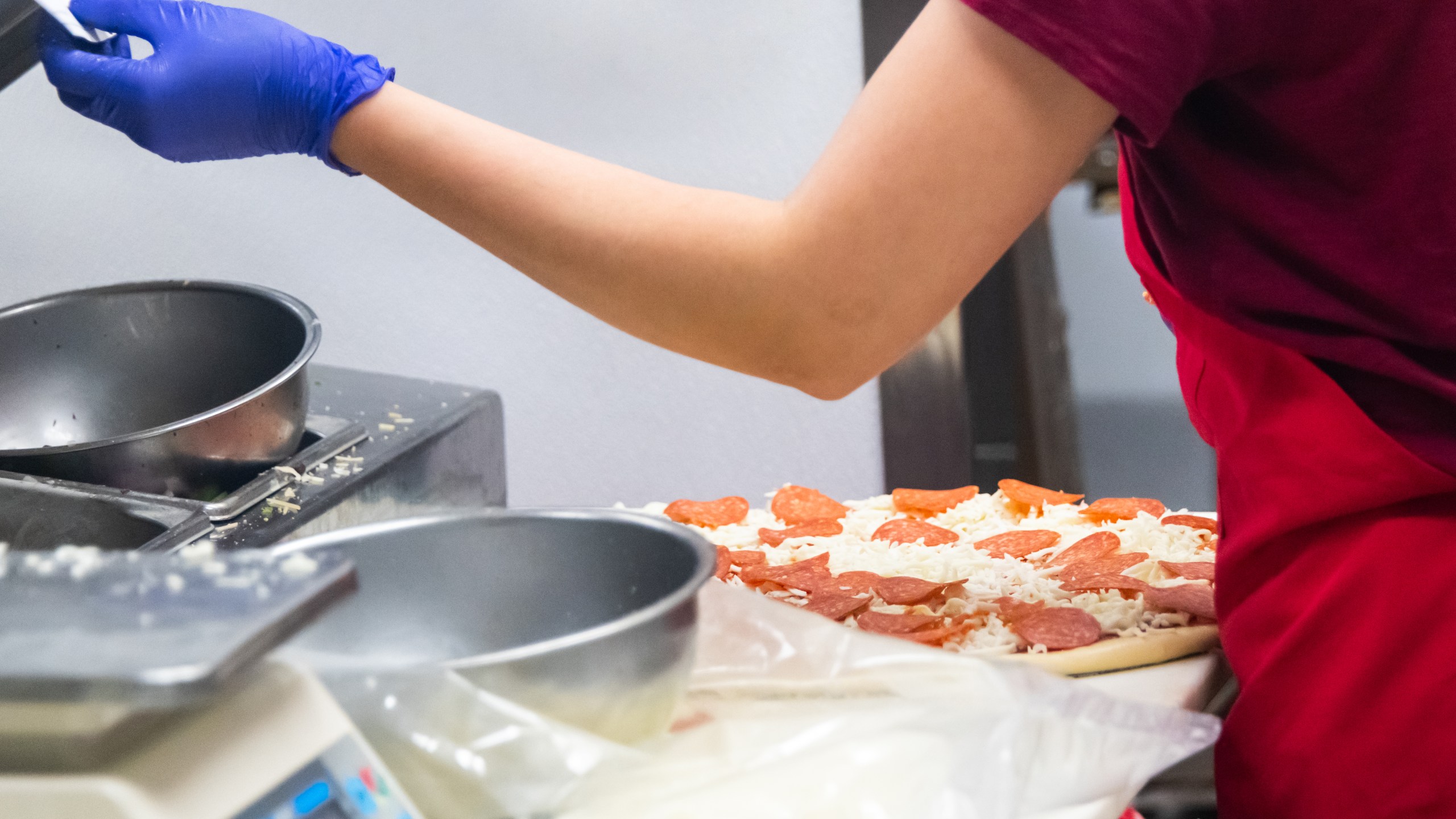 A restaurant worker prepares an order in this file photo. (Credit: Getty Images)