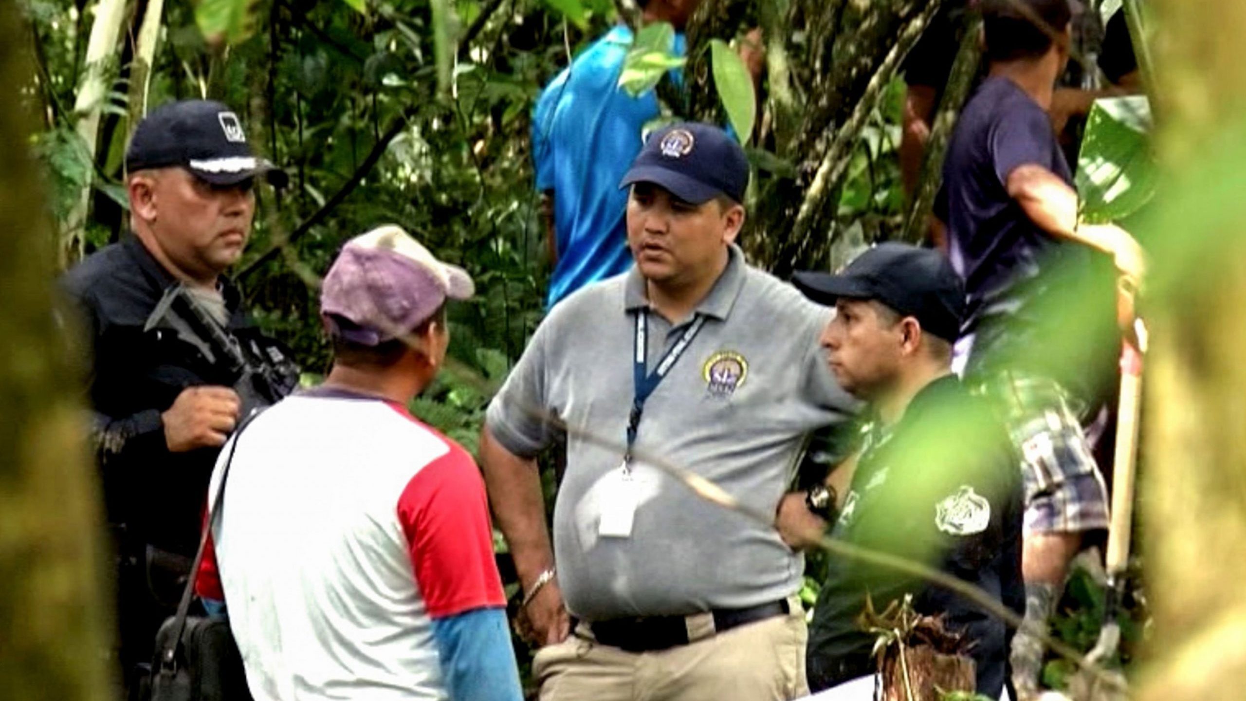 Panamanian police near the site where the mass grave was found. (Credit: HO/TVN Noticias/AFP via Getty Images)