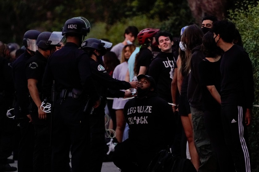 People being arrested by law enforcement amid protests in Los Angeles wait to be processed by officers on a Wilshire Boulevard sidewalk June 1, 2020, in Westwood.(Kent Nishimura / Los Angeles Times)