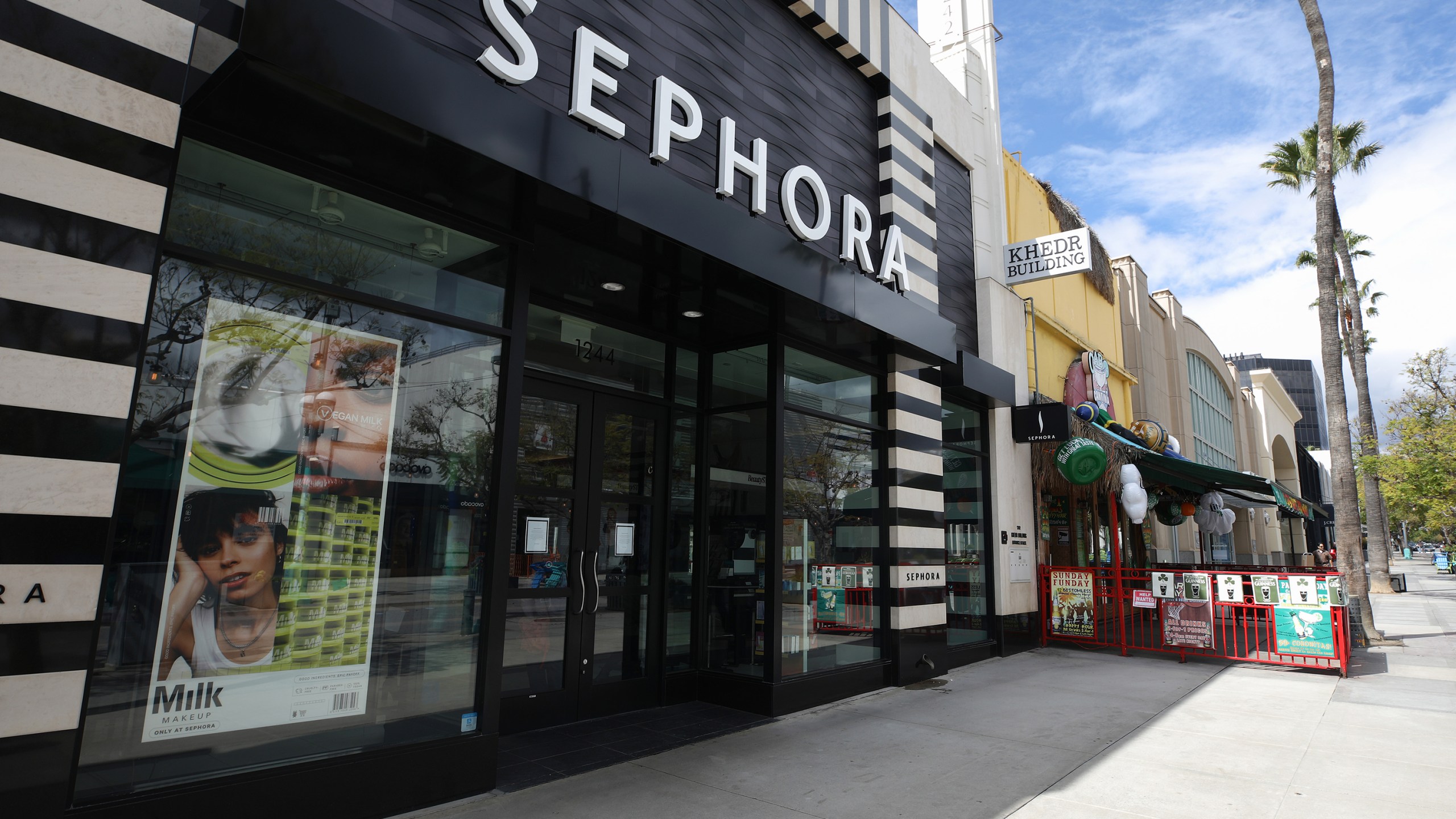 A Sephora shop stands closed on March 17, 2020 in Santa Monica. (Mario Tama/Getty Images)