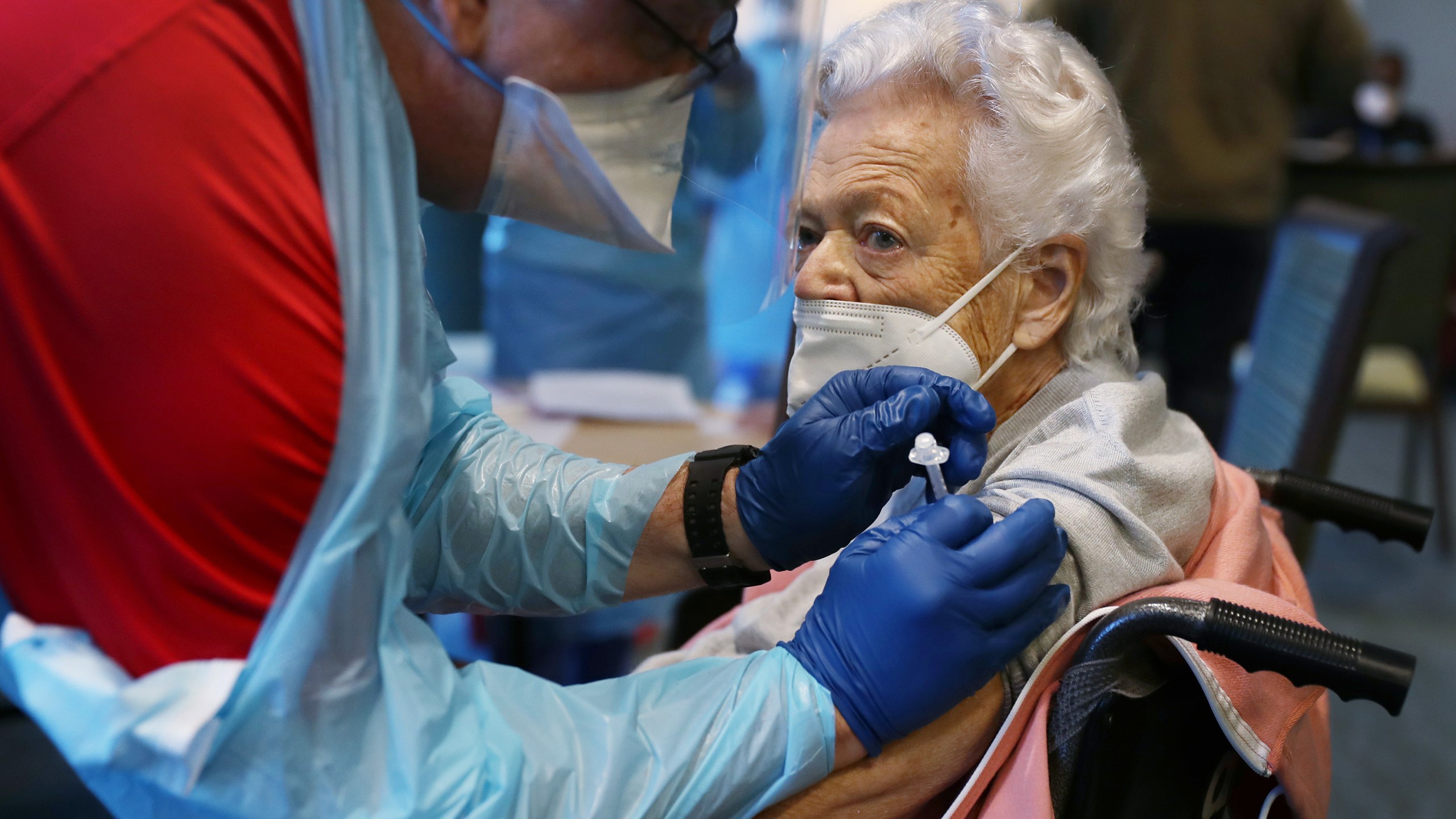 A healthcare worker working with the Florida Department of Health in Broward administers a Pfizer-BioNtech COVID-19 vaccine to Nancy Mathews, 90, at the John Knox Village Continuing Care Retirement Community on Jan. 6, 2021 in Pompano Beach, Florida. (Raedle/Getty Images)