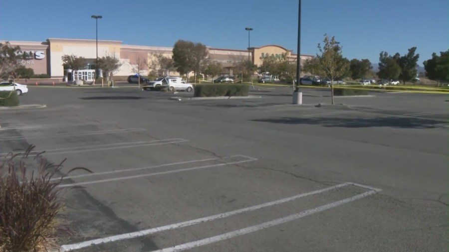 Palmdale shopping center parking lot where Ken and McKenna Evans were fatally stabbed on Oct. 27, 2022. (KTLA)