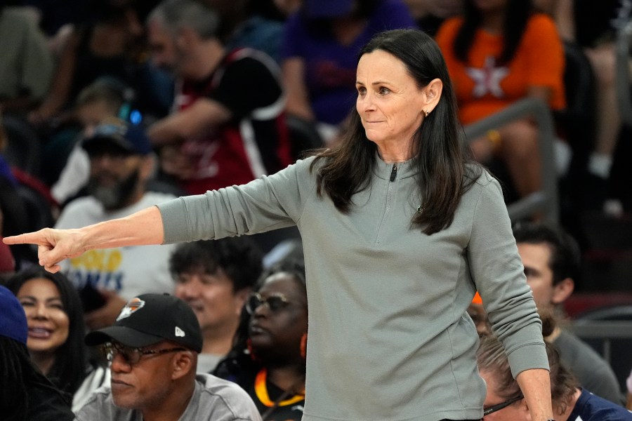 New York Liberty head coach Sandy Brondello gives instructions to players on the court during the first half of a WNBA basketball game against the Phoenix Mercury, Monday, Aug. 26, 2024, in Phoenix. (AP Photo/Ross D. Franklin)