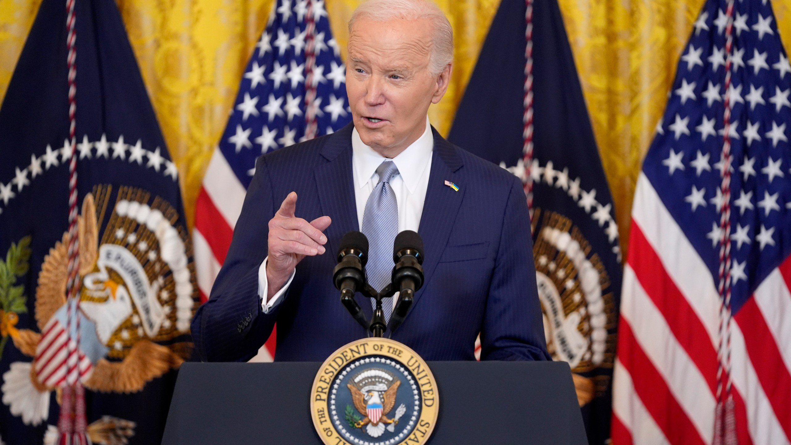 ARCHIVO - El presidente Joe Biden habla durante un evento en la Casa Blanca, Washington, el 23 de febrero de 2024. (AP Foto/Evan Vucci, Archivo)