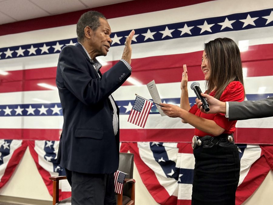 MLB Hall-of-Famer takes the Oath of Allegiance during a naturalization ceremony at the USCIS Field Office in Santa Ana on Aug. 23, 2024. (USCIS)