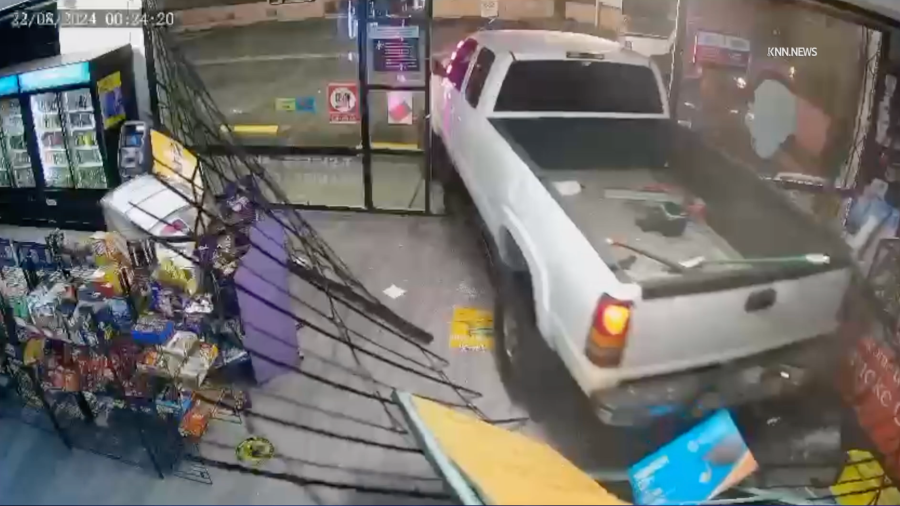 Chatsworth smoke shop smash-and-grab