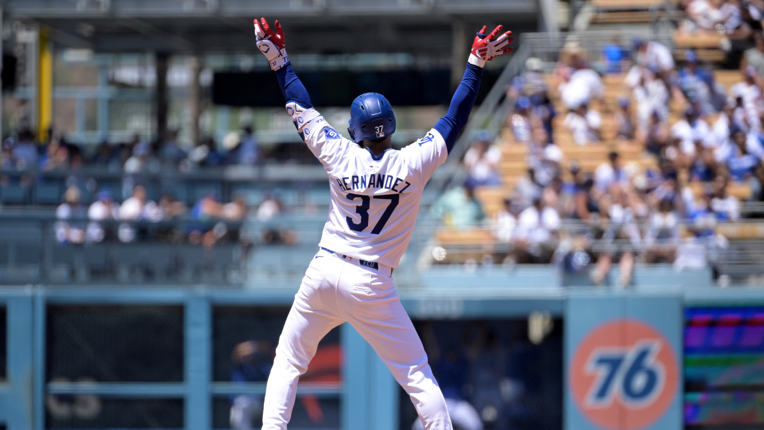 Teoscar Hernandez walk-off beats Pirates