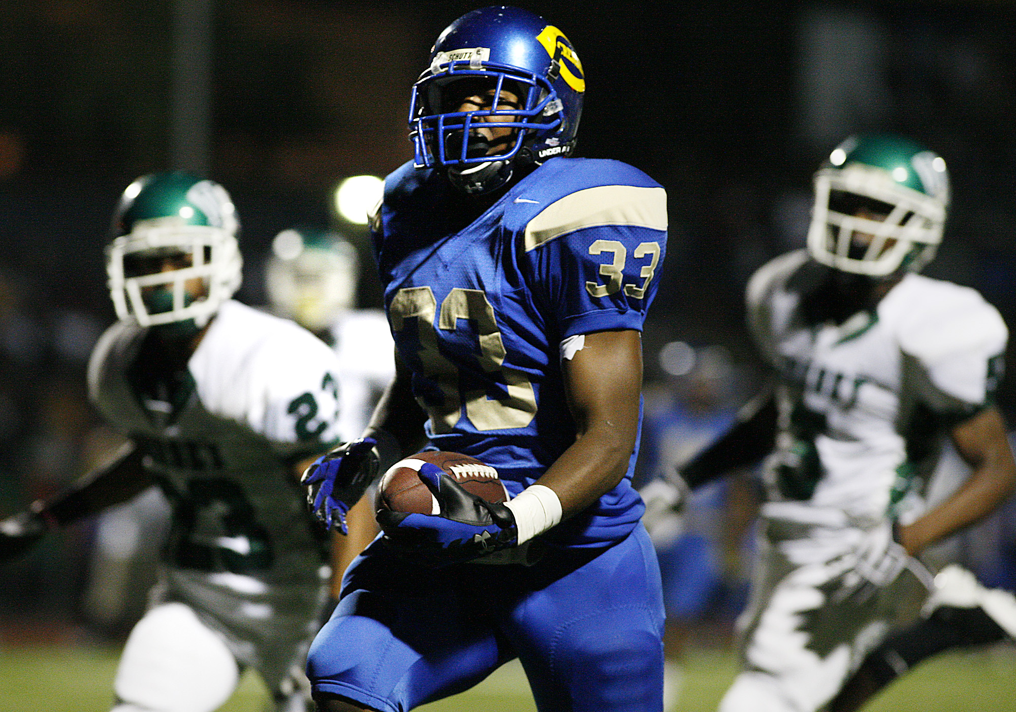 Crenshaw running back Geoffry Norwood leaves Dorsey defenders behind for a first quarter touchdown run at Crenshaw High School. (Photo by Robert Gauthier/Los Angeles Times via Getty Images)
