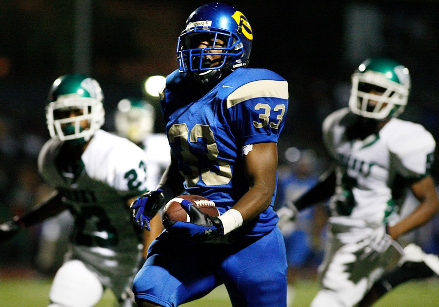 Crenshaw running back Geoffry Norwood leaves Dorsey defenders behind for a first quarter touchdown run at Crenshaw High School. (Photo by Robert Gauthier/Los Angeles Times via Getty Images)