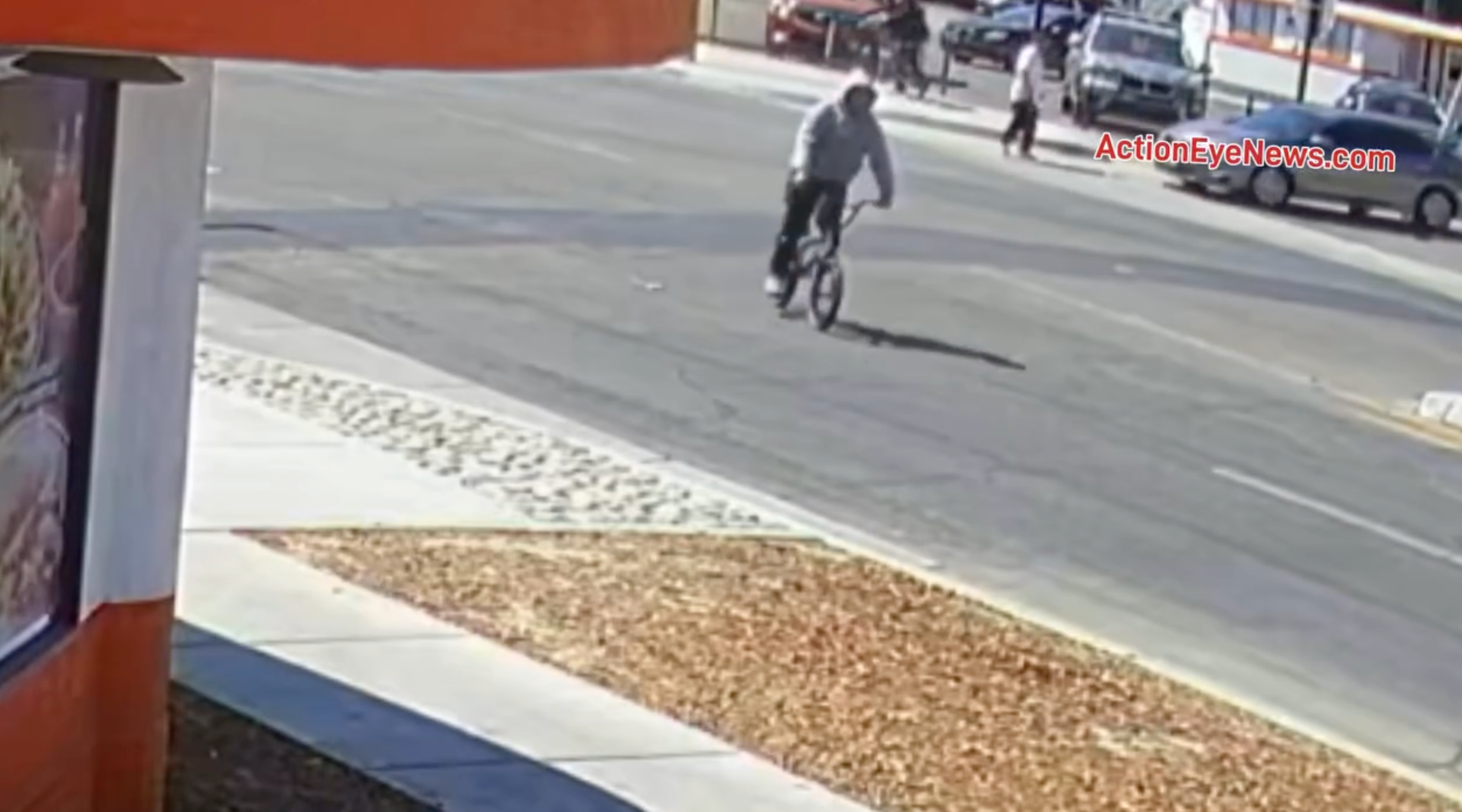 The suspect, riding a bicycle, makes a U-turn and pulls up alongside the victims in Hemet on Aug. 14, 2024. (Action Eye News)