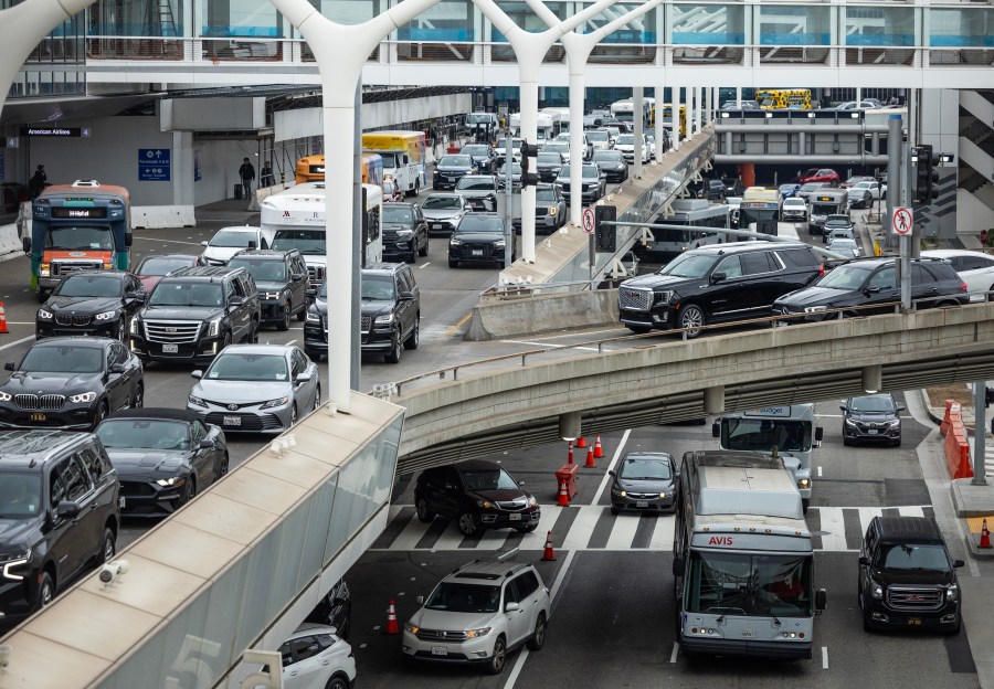 Traffic at Los Angeles International Airport 