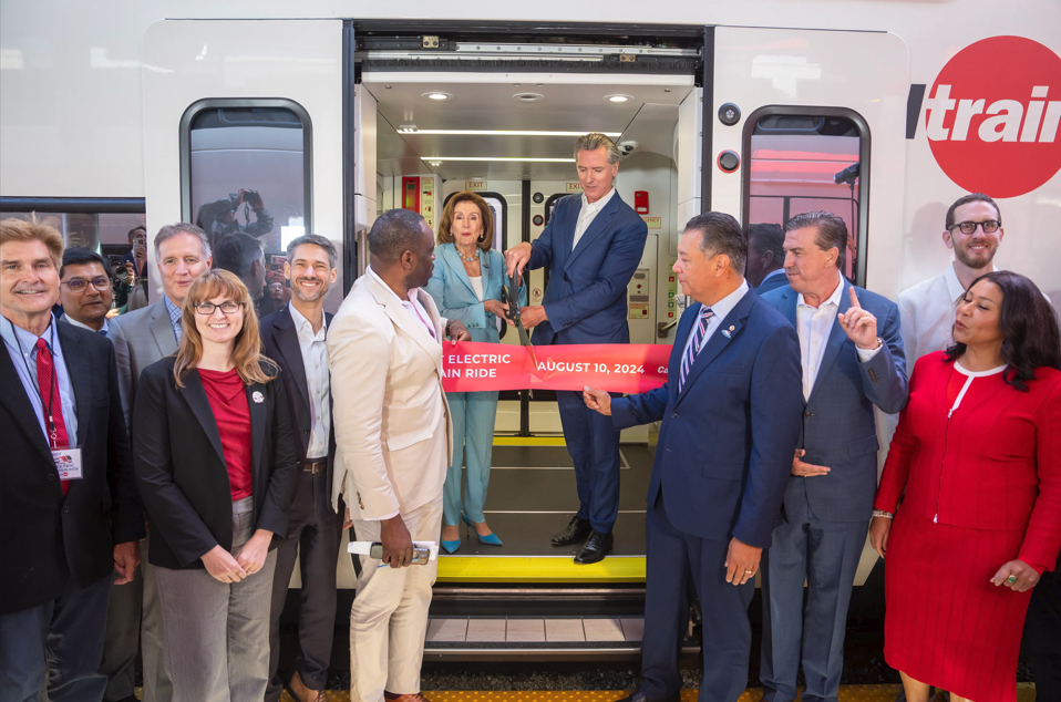 Governor Newsom celebrates Caltrain’s electrification alongside Speaker Emerita Nancy Pelosi, U.S Senator Alex Padilla (D-Calif.), and other state and local leaders in San Francisco on Aug. 10, 2024. (California Governor's Office)