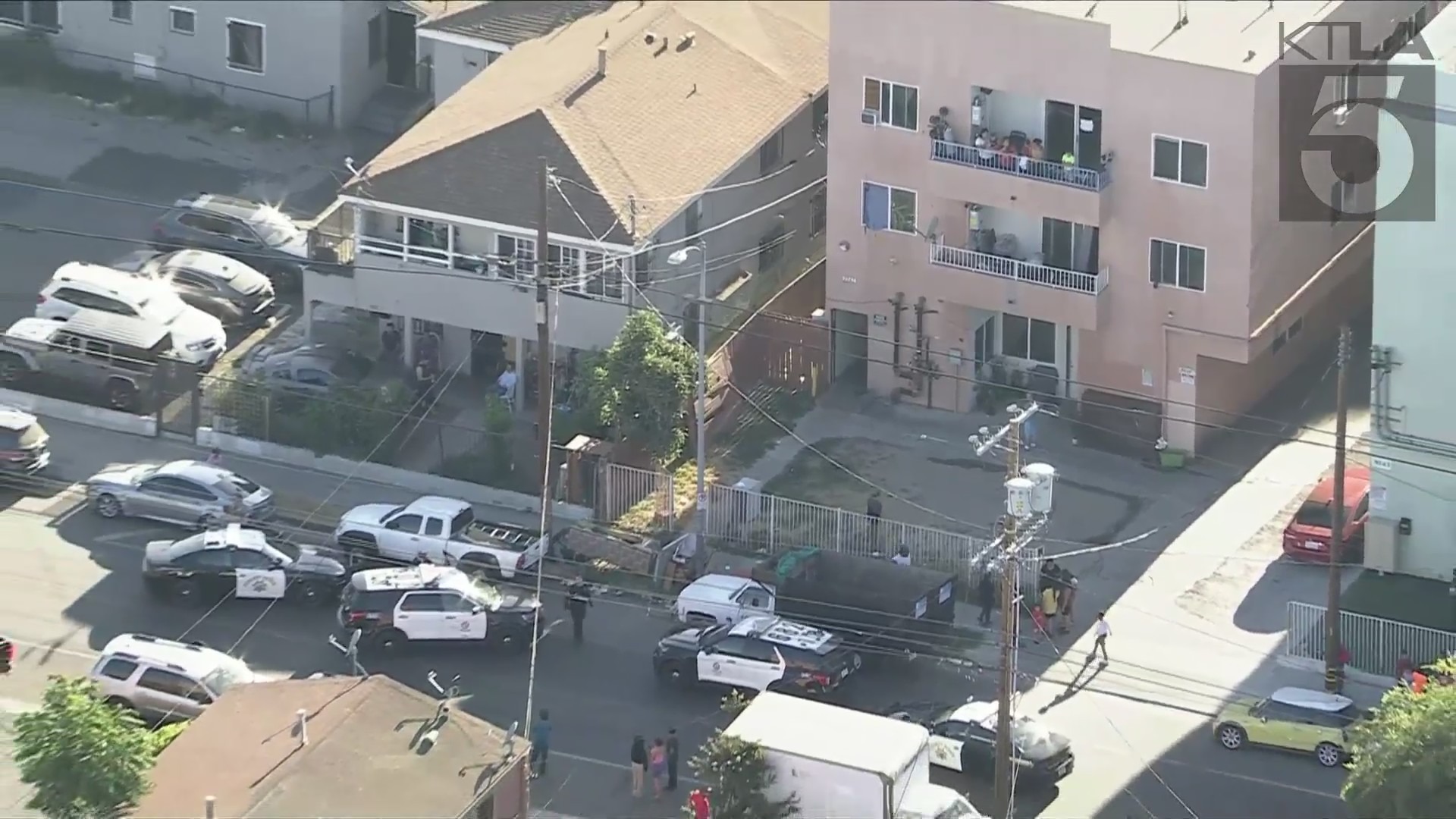 Ground patrol units from the Los Angeles Police Department and the California Highway Patrol surrounded the apartment complex on August 16, 2024. (KTLA)