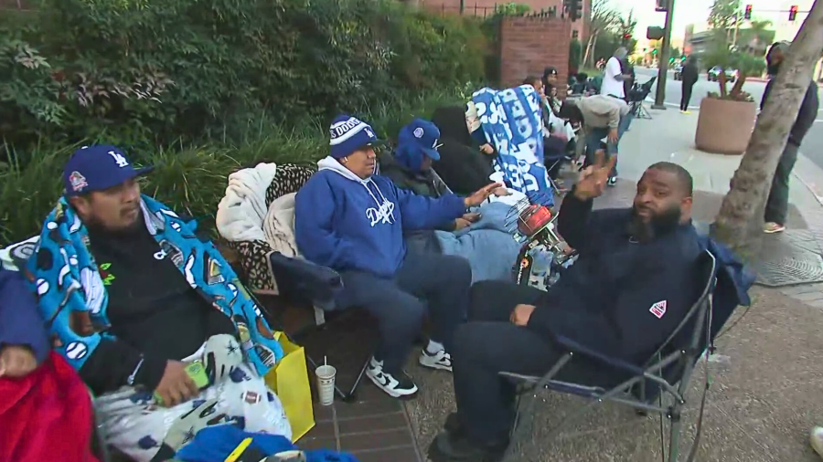 Mookie fans line up at Dick's in Glendale
