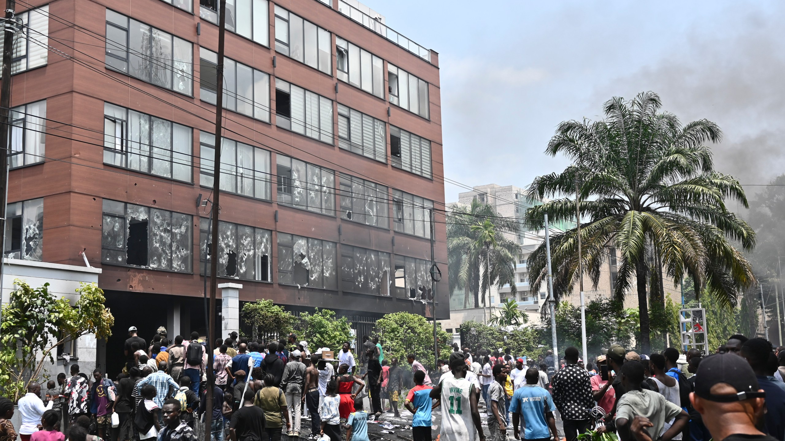 People attack the Rwanda Embassy in Kinshasa, Democratic Republic of the Congo Tuesday, Jan. 28, 2025, in protest over the Rwanda-backed M23 rebels' advances into eastern Congo's capital Goma.(AP Photo/Samy Ntumba Shambuyi)