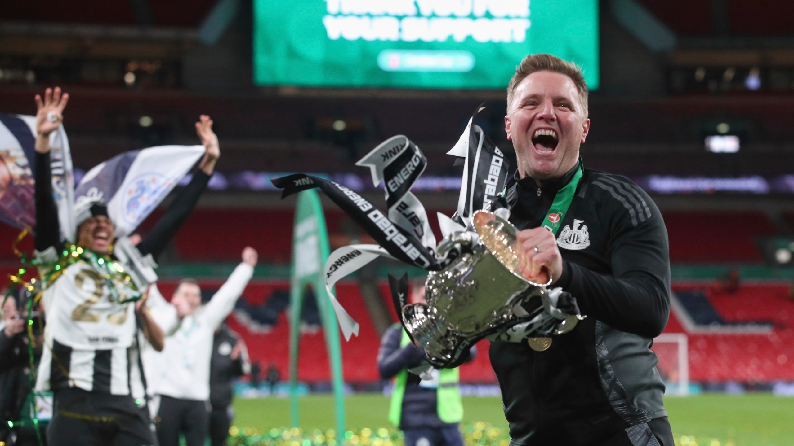 Newcastle's head coach Eddie Howe lifts the trophy after winning the EFL Cup final soccer match between Liverpool and Newcastle at Wembley Stadium in London, Sunday, March 16, 2025. (AP Photo/Scott Heppell)