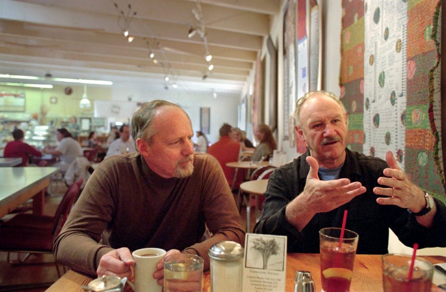 ARCHIVO - Gene Hackman, a la derecha, y su viejo amigo Daniel Lenihan, hablan sobre su nuevo libro, "Wake of the Perdido Star", el 19 de noviembre de 1999, en Cloudclift Bakery, la cafetería donde soñaron por primera vez con su historia de aventuras, en Santa Fe, Nuevo México. (Foto AP/Sarah Martone, archivo)