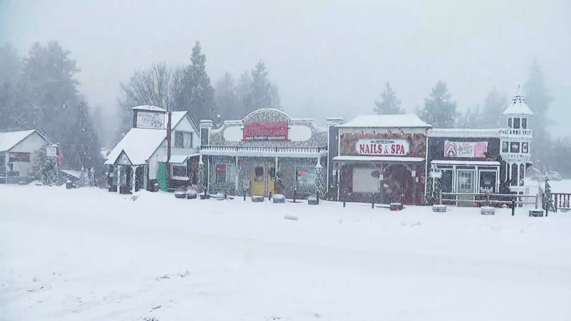 As a winter storm arrived in Southern California, mountain communities such as Running Springs, were hit with heavy snowfall on March 6, 2025. (KTLA)