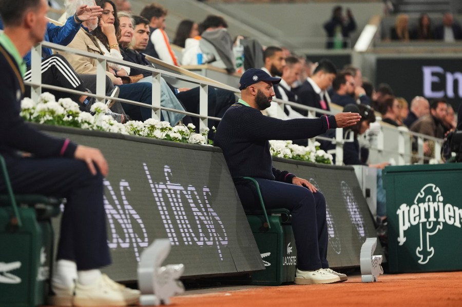 A line judge makes a call as Russia's Anastasia Pavliuchenkova plays China's Zheng Qinwen during their first round match of the French Tennis Open at the Roland Garros stadium, in Paris, Sunday May 25, 2025. (AP Photo/Lindsey Wasson)
