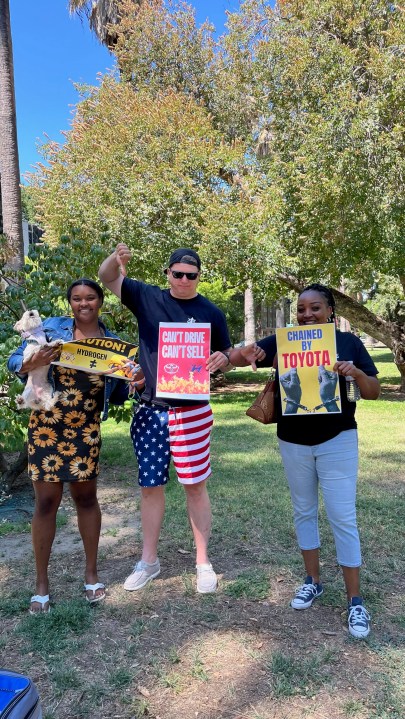 Hydrogen car protesters