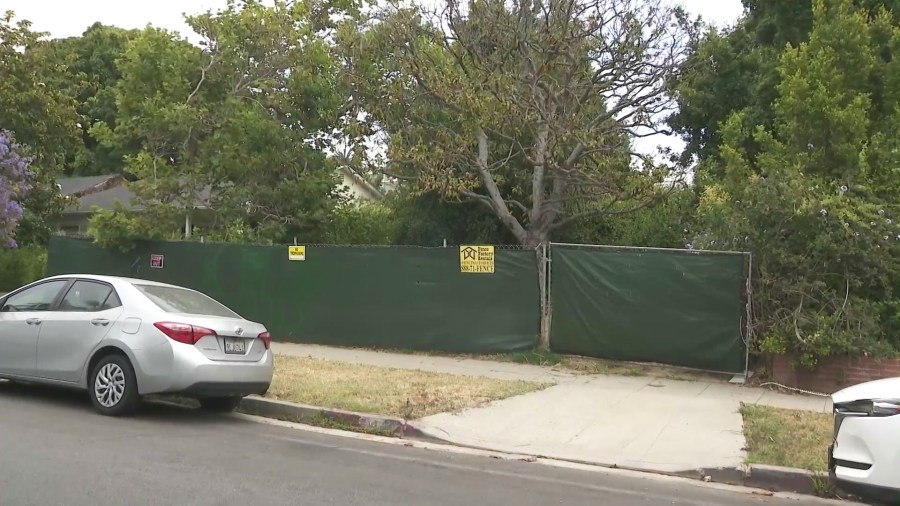 The abandoned property in a Brentwood neighborhood that residents said have been attracting squatters and criminal activity. (KTLA)