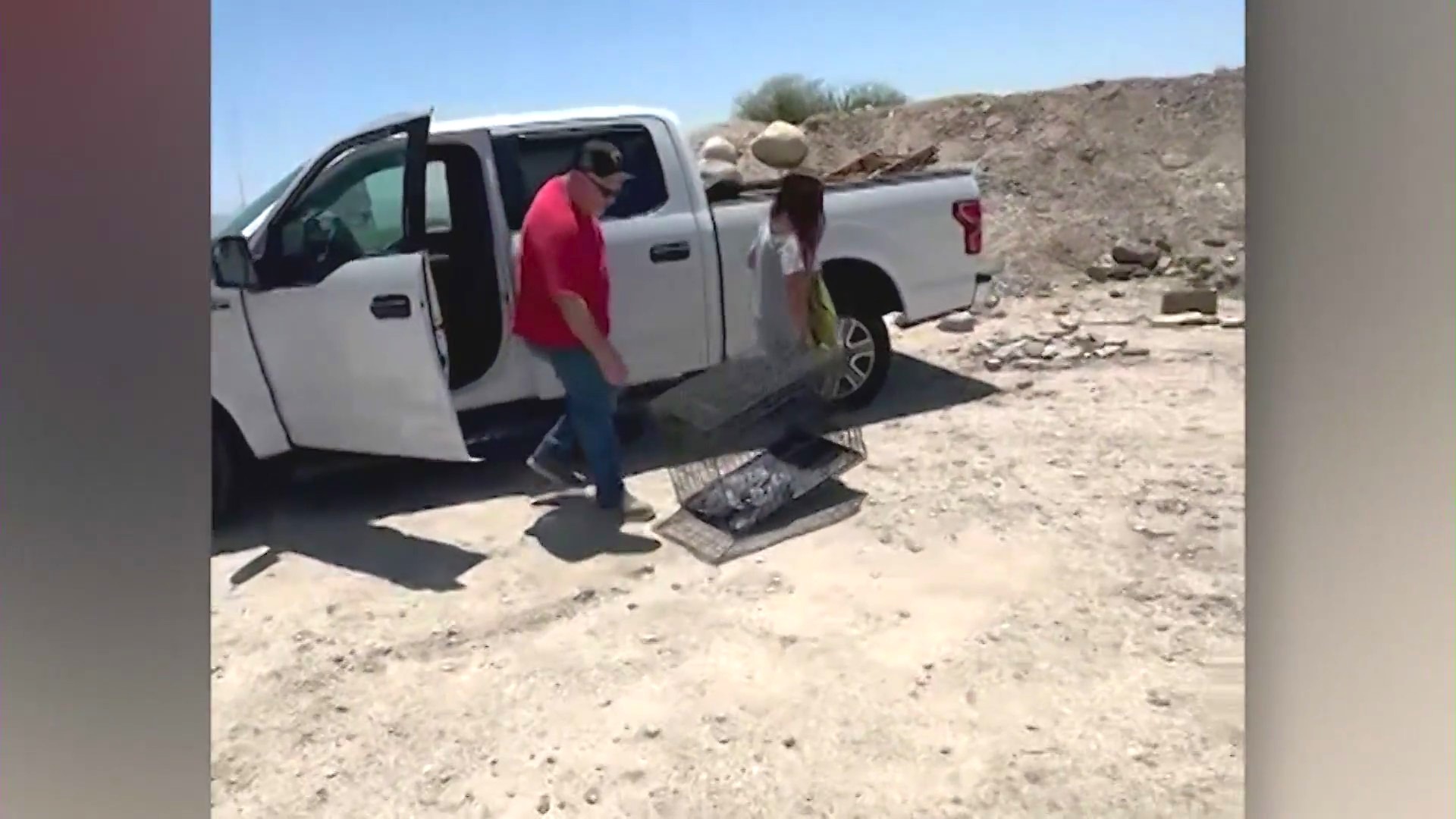 The male and female suspect pack up and drive away after dumping a family of kittens in San Bernardino on May 30, 2025. (Elisabeth Lomeli)