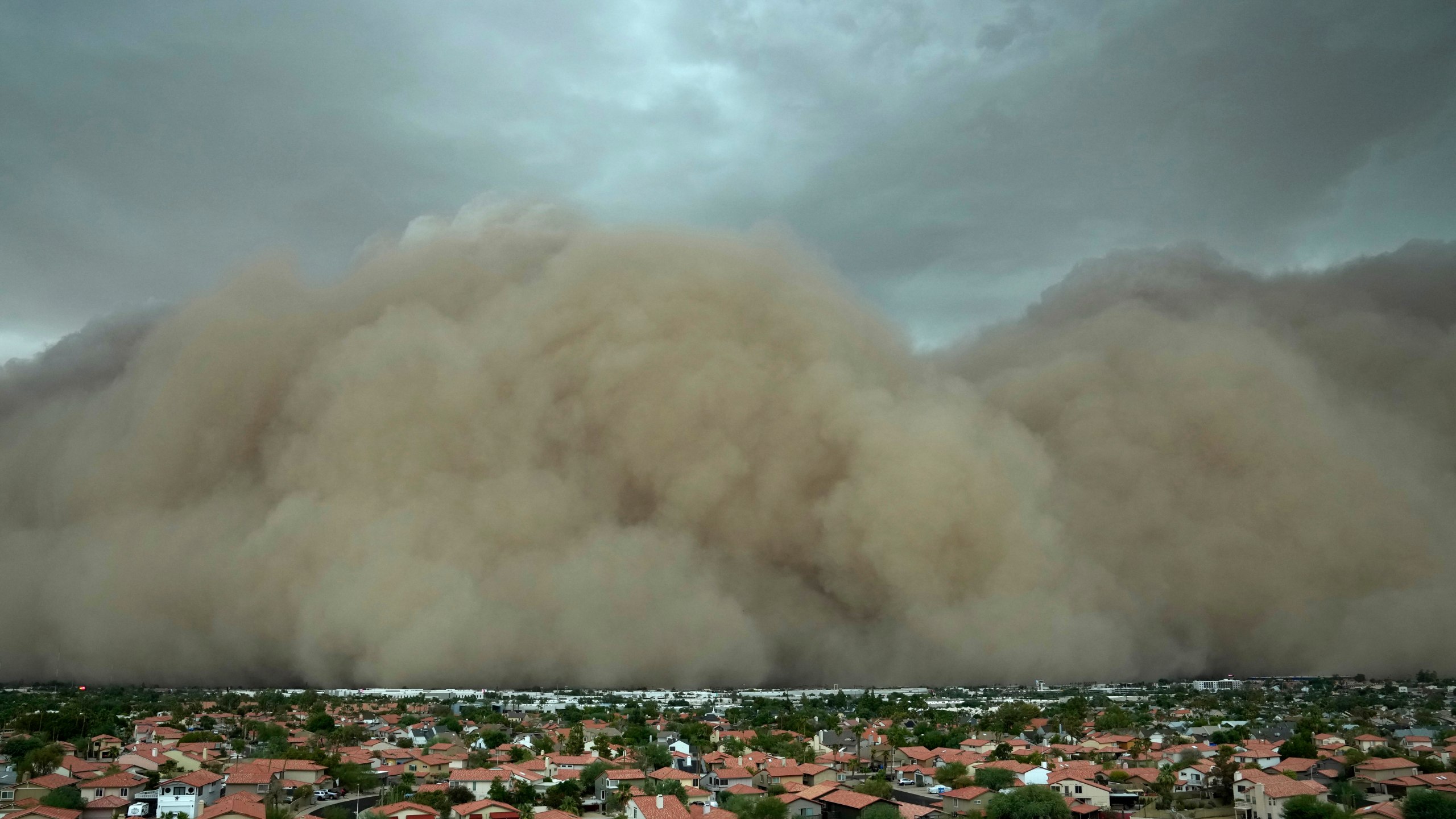 A giant dust storm approaches the Phoenix metro area as a monsoon storm pushes the dust into the air, Monday, Aug. 25, 2025, in Phoenix. (AP Photo/Ross D. Franklin)