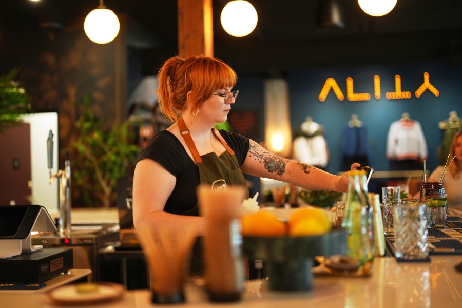 Bartender Shelby Campos mixes a non-alcoholic beverage - or mocktail - at the non-alcoholic Good News Bar, Monday, Aug. 25, 2025, in San Diego. (AP Photo/Gregory Bull)