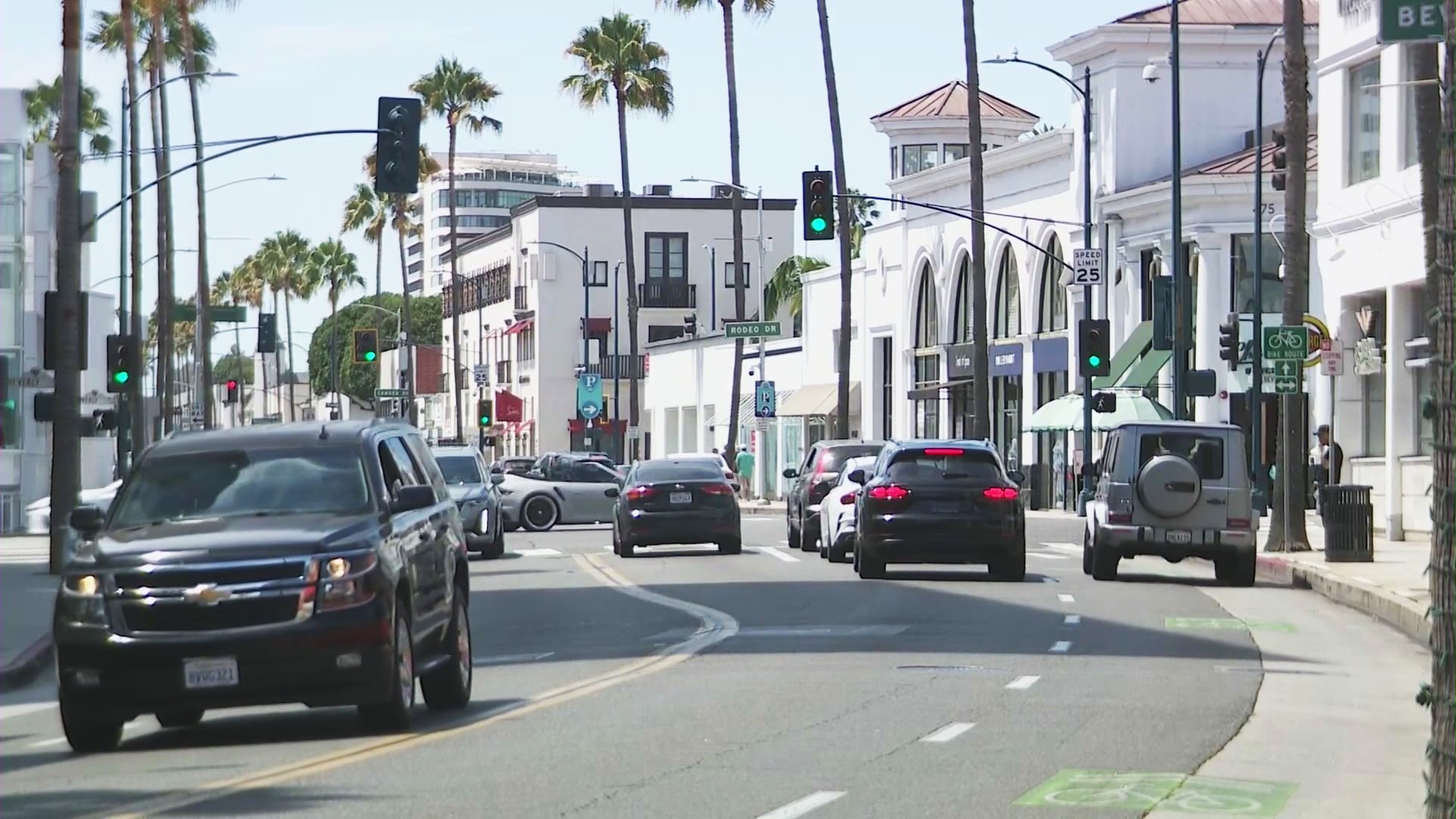 A busy shopping and dining district in Beverly Hills, California. (KTLA)