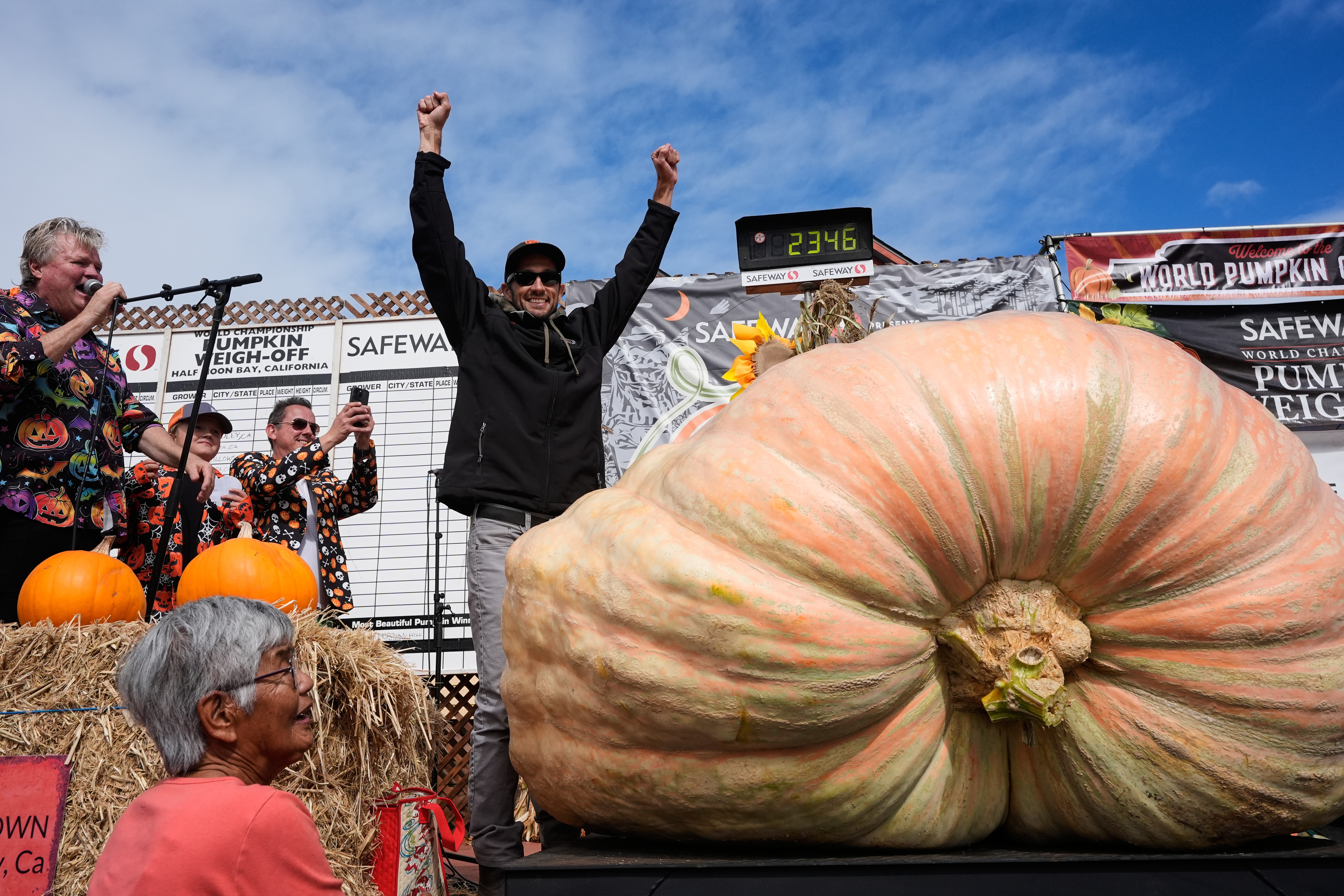 Brandon Dawson, center, celebrates after winning the Safeway 52nd annual World Championship Pumpkin Weigh-Off in Half Moon Bay, Calif., Monday, Oct. 13, 2025. (AP Photo/Godofredo A. Vásquez)